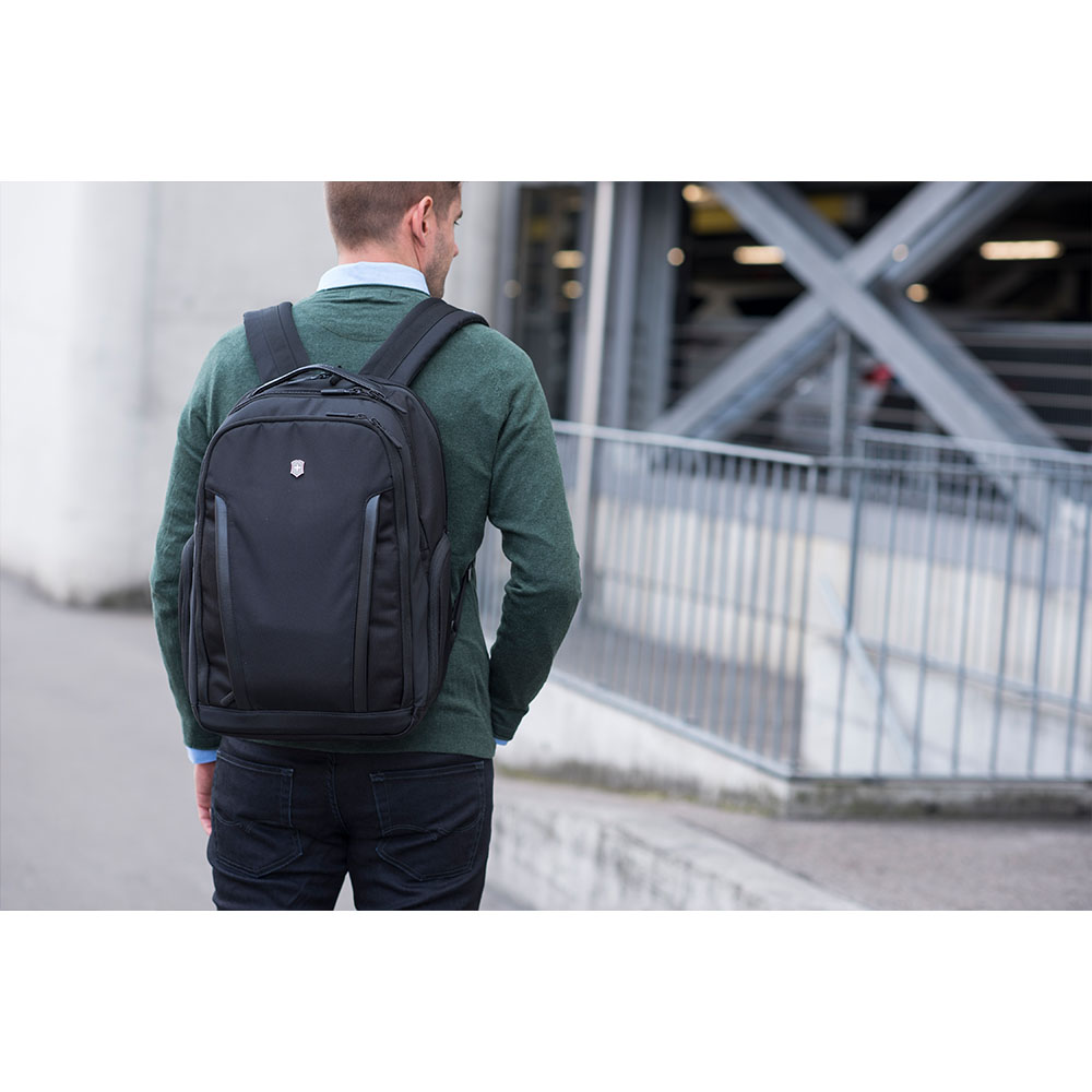 victorinox essentials laptop backpack